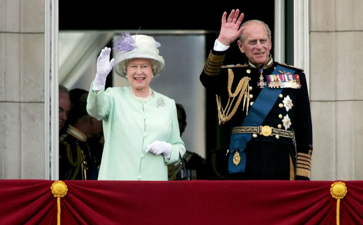 La reine Elizabeth II et le prince Philip saluent le public depuis le balcon du palais de Buckingham lors de la Journée nationale de commémoration du 10 juillet 2005 | Photo : Getty Images