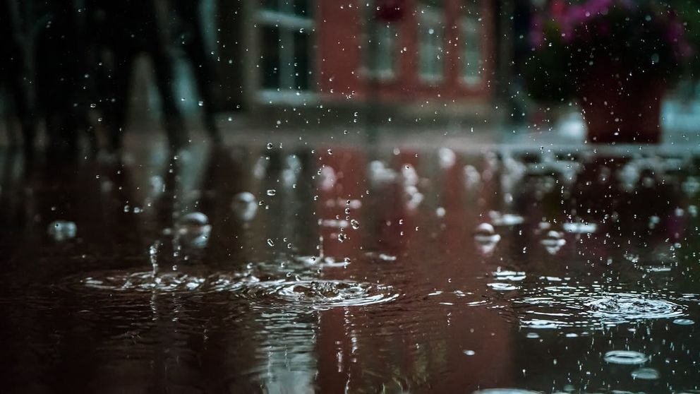 Gotas de lluvia cayendo sobre el suelo mojado. | Foto: Pexels