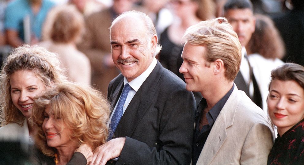 Sean Connery avec Micheline, Jason Connery et Mia Sara, vers 1995 | Source : Getty Images