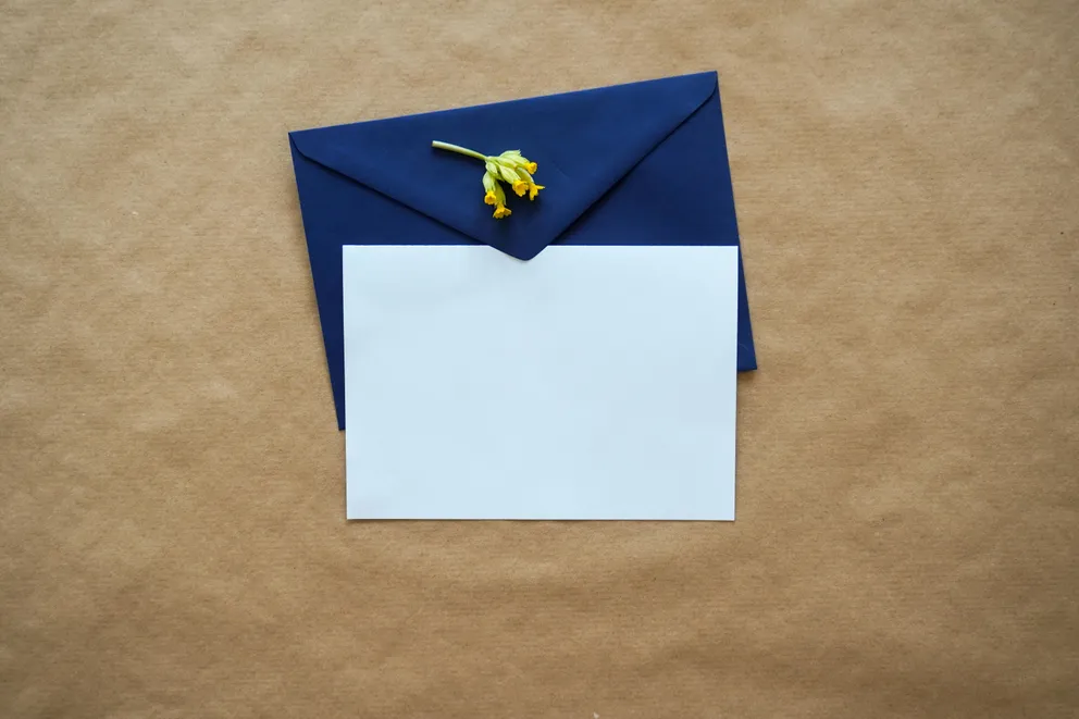 Una carta y un sobre azul. | Foto: Pexels