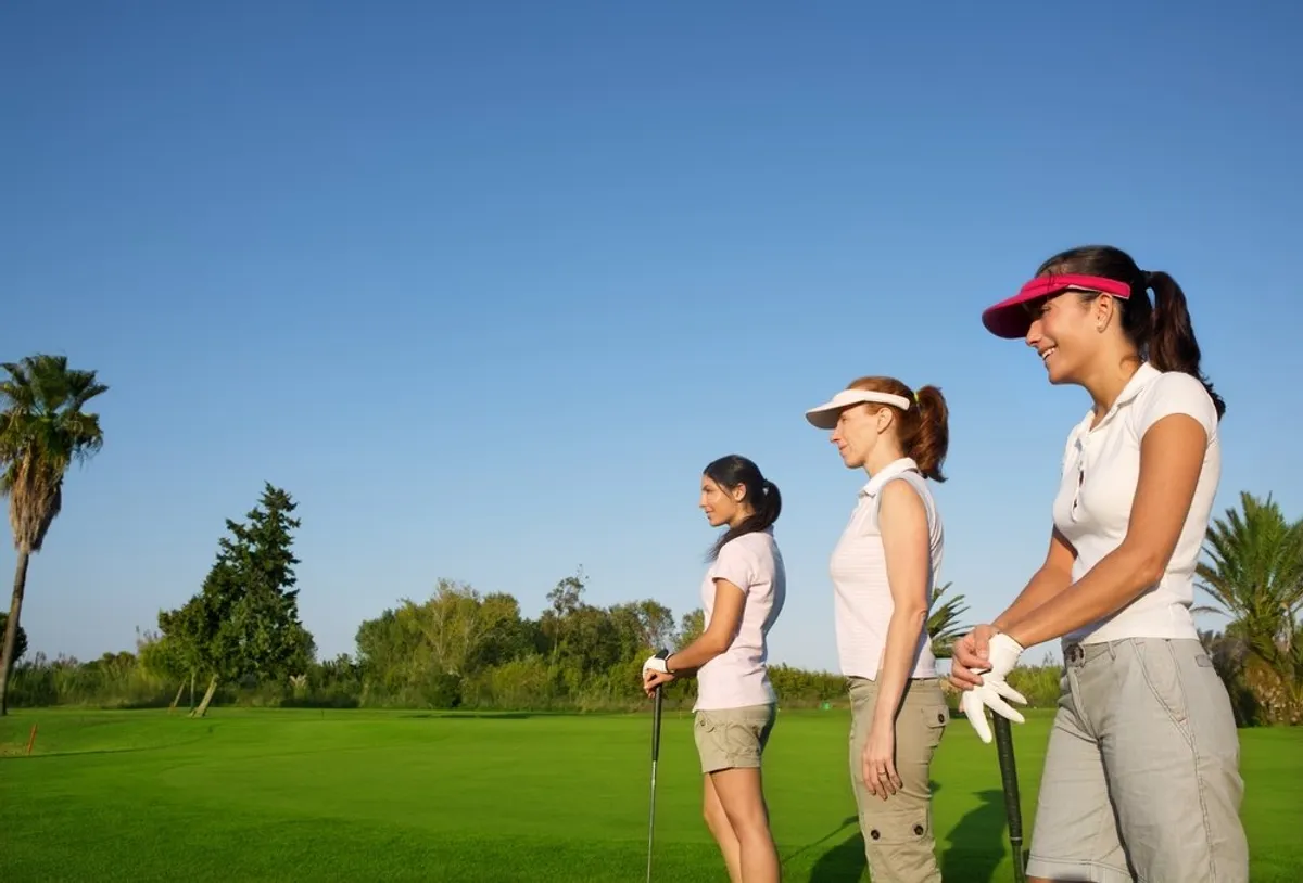 Une photo de trois femmes en train de jouer au golf | Photo : Shutterstock