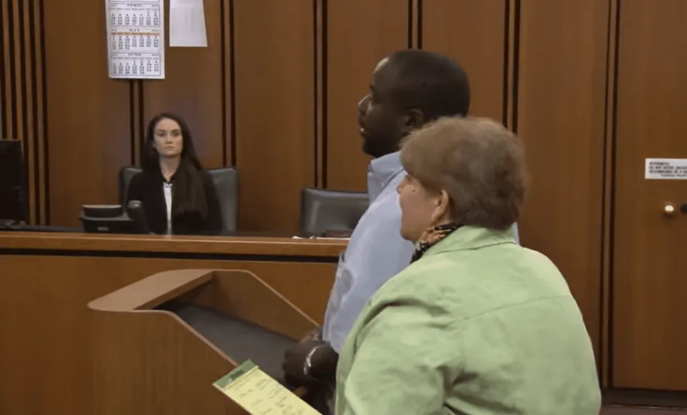 Van Terry s'exprimant sur le pupitre au tribunal.┃Source : youtube.com/cleveland.com