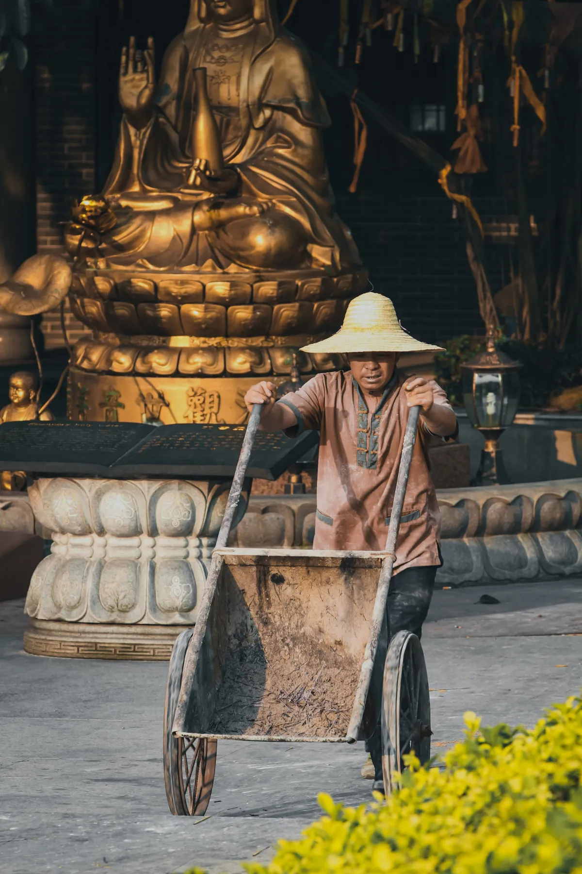Un homme avec une brouette sur la route. | Photo : Pexels/Mehmet Turgut Kirkgoz