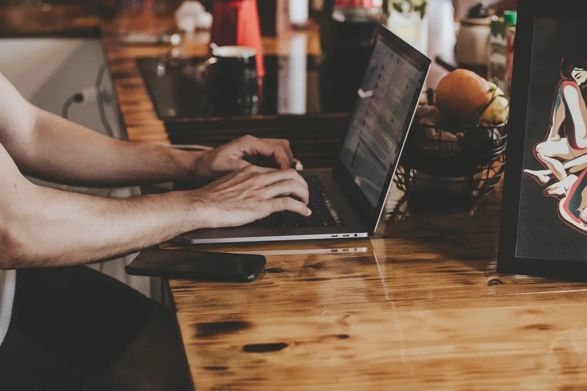 Hombre trabajando en la computadora. | Foto: Pexels