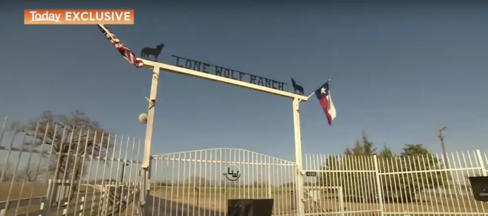L'entrée du ranch de Chuck Norris | Photo : Youtube.com/TODAY