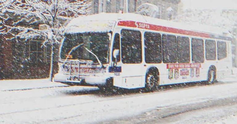 Un autobús conduciendo en un camino nevado. | Foto: Shutterstock