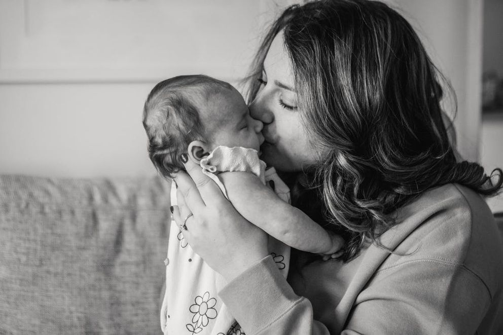 Una mujer abrazando a un bebé recién nacido. | Foto: Pexels