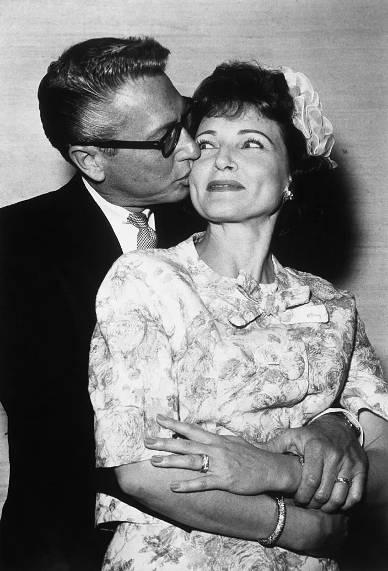 Allen Ludden abrazando a Betty White después de su boda en el Hotel Sands en Las Vegas, Nevada, alrededor de 1963. | Foto: Getty Images