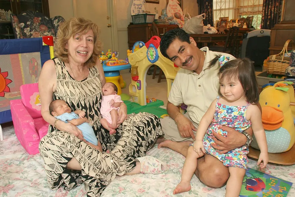 Lauren Cohen tient ses jumeaux dans ses bras, aux côtés de son mari, Frank Garcia, et de leur fille, Raquel. | Source : Getty Images