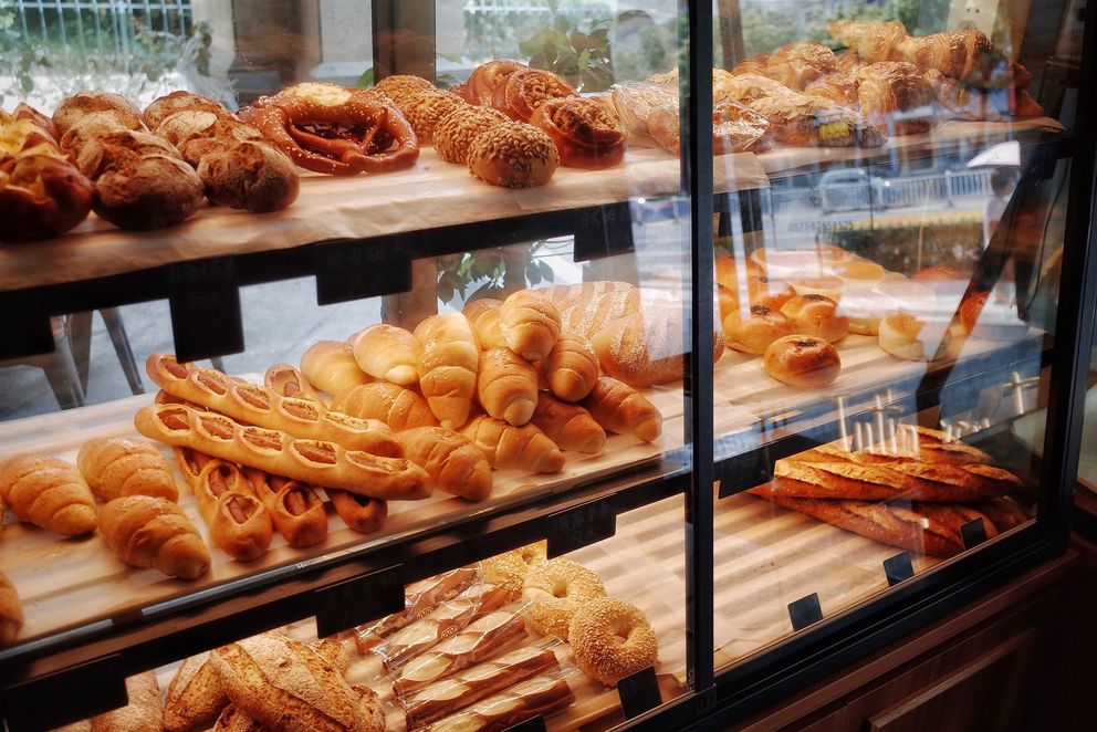 Vitrina repleta de panes en una panadería. | Foto: Unsplash