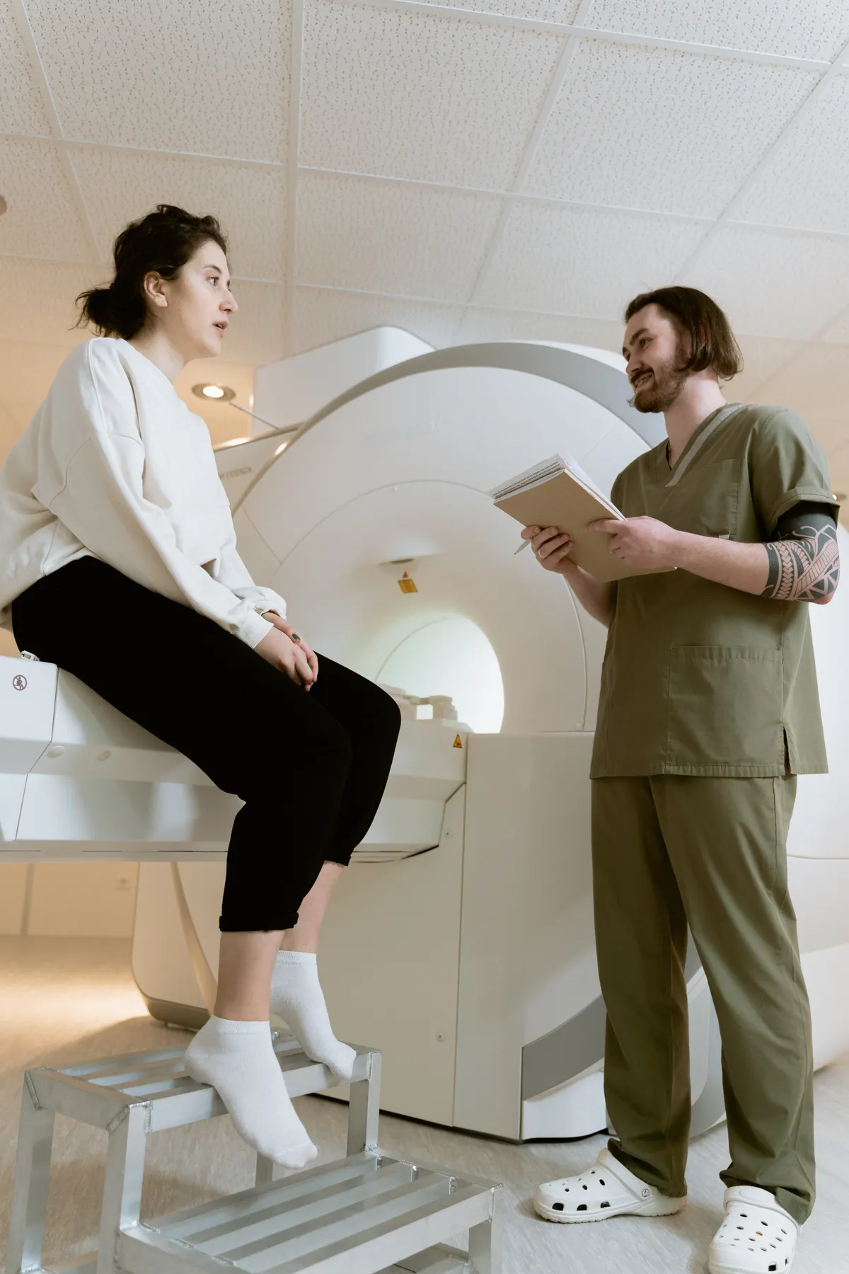 L'aimable docteur a emmené Anna à l'intérieur et l'a aidée | Photo : Pexels