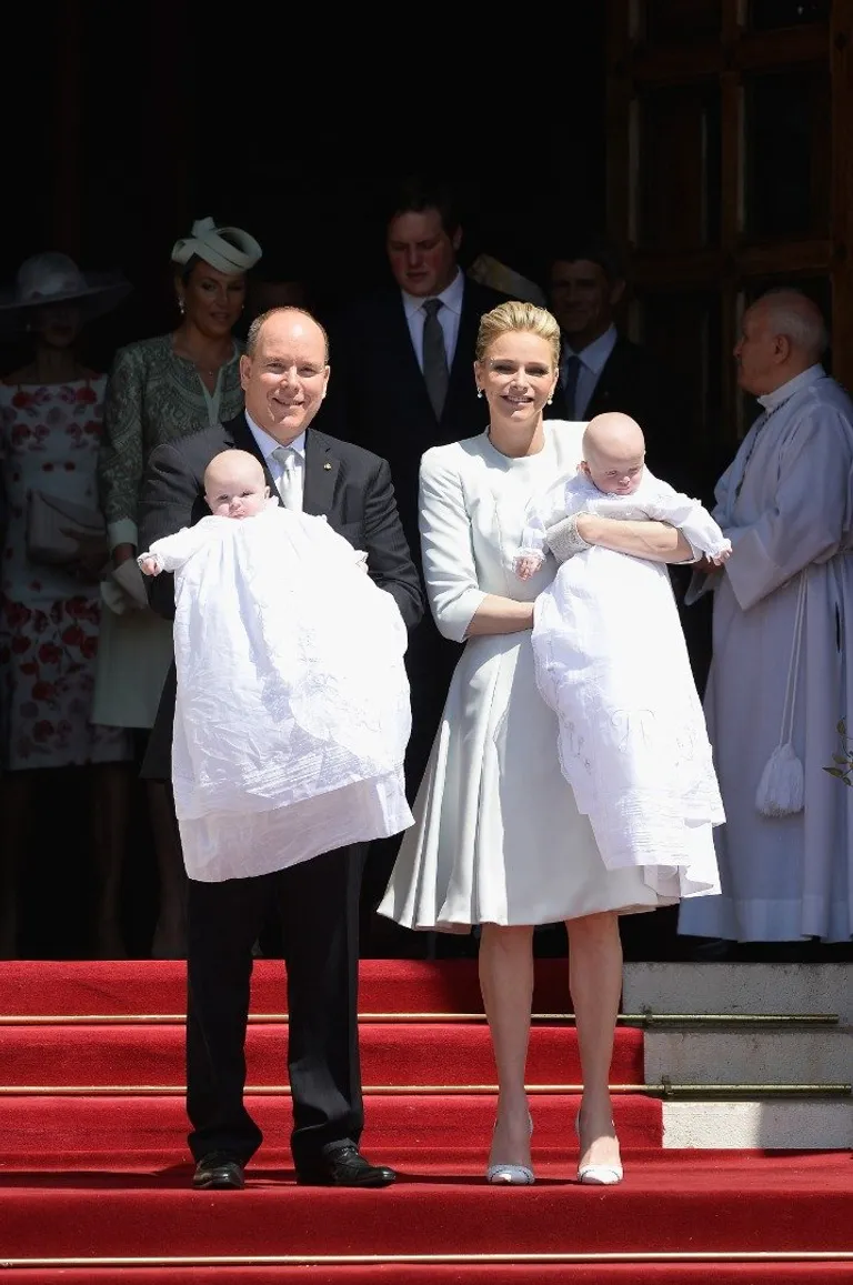 Le Prince Albert II de Monaco, la Princesse Gabriella de Monaco, le Prince Jacques de Monaco et la Princesse Charlene de Monaco assistent au Baptême des Enfants Princiers à la Cathédrale de Monaco le 10 mai 2015. | Source : Getty Images