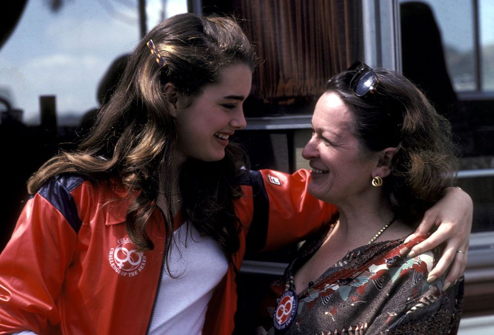 Brooke Shields y su madre Teri Shields el 23 de marzo de 1980 en Walnut, California. | Foto: Getty Images