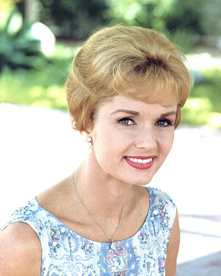 Portrait de l'actrice américaine Debbie Reynolds portant un haut sans manches à motifs bleus et blancs, vers 1970. | Photo : Getty Images