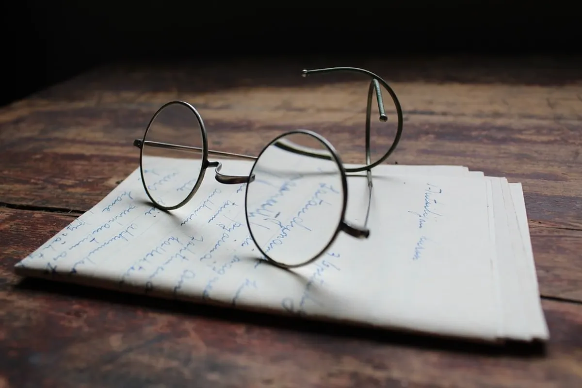 Il a trouvé une vieille lettre dans ses affaires | Photo : Unsplash