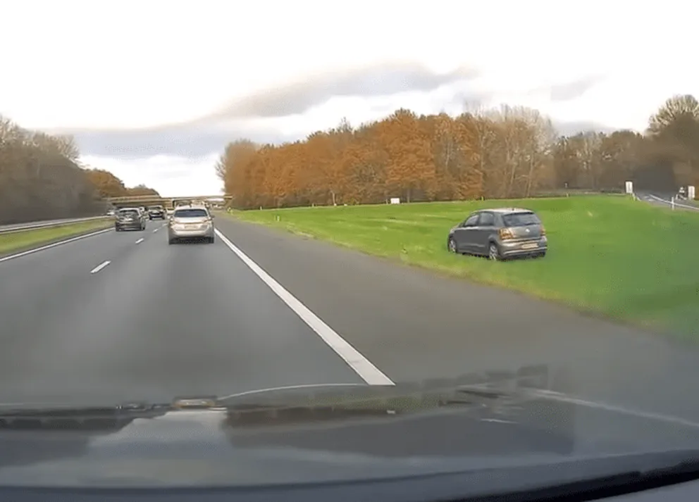 La dashcam enregistre un conducteur qui roule sur l'herbe au bord d'une autoroute. │Source : youtube.com/RTV Nunspeet