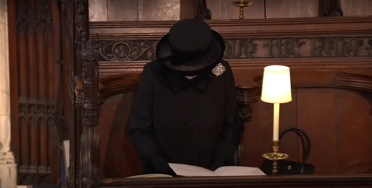 La reina Elizabeth, cabizbaja, durante el funeral el 17 de abril de 2021. |Foto: YouTube/ElPais