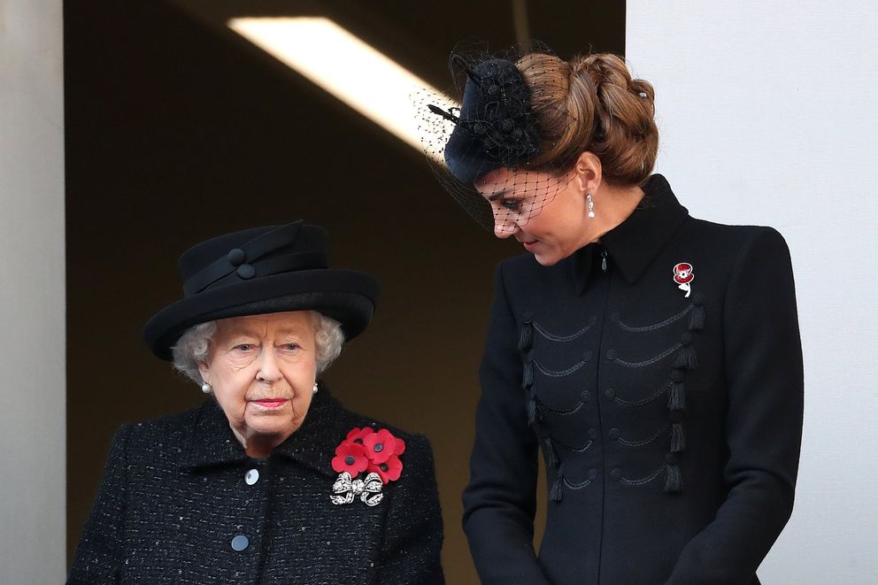 La reina Elizabeth II y Catherine en el memorial anual del Remembrance Sunday en The Cenotaph, el 10 de noviembre de 2019 en Londres, Inglaterra. | Foto: Getty Images