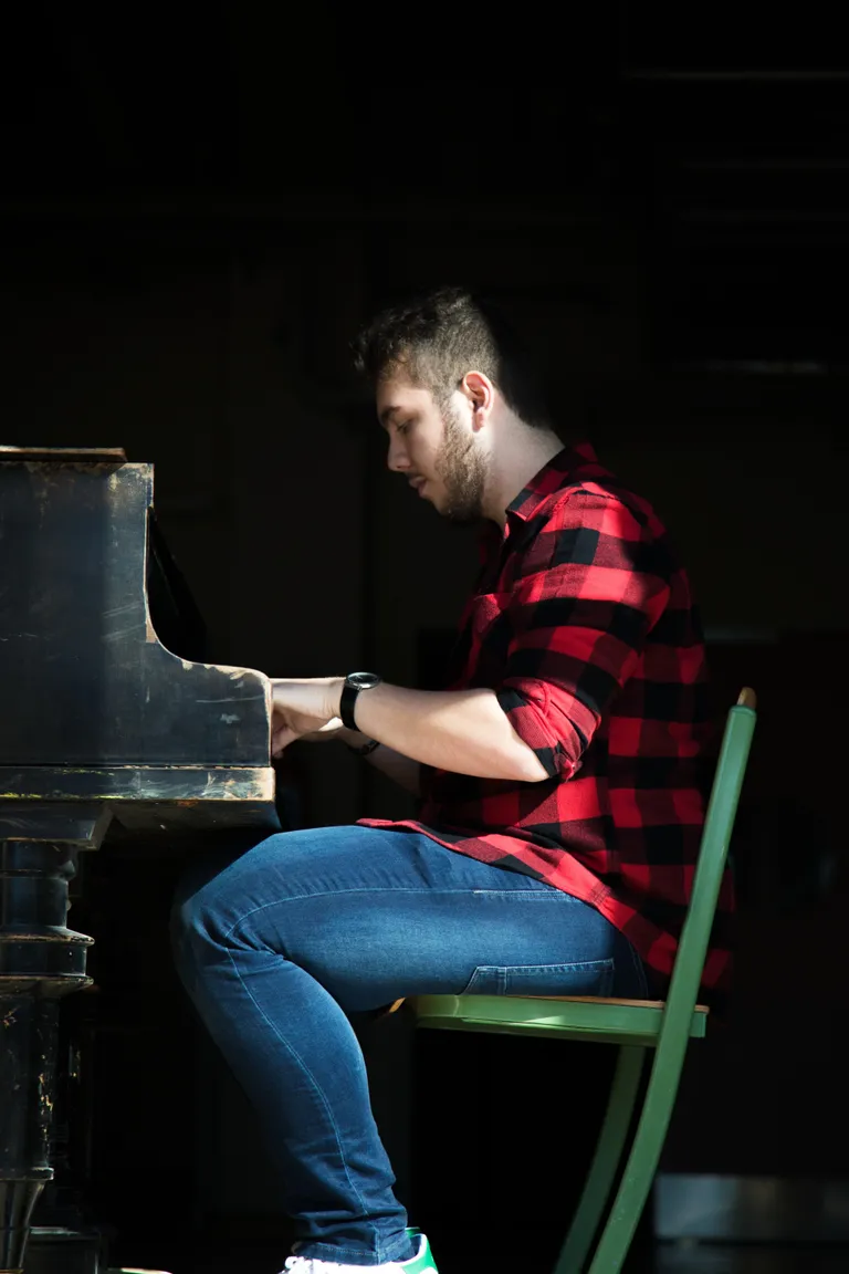 Un hombre tocando un piano. | Foto: Unsplash