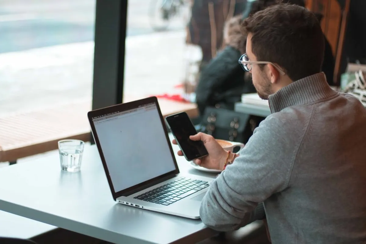 Josh a reçu un appel d'un directeur artistique | Source : Unsplash