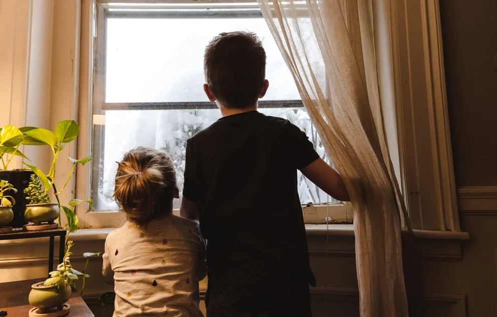 Niños viendo por la ventana. | Foto: Unsplash