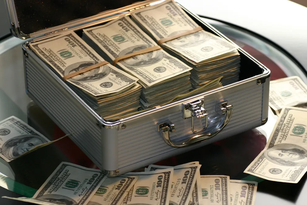 Una maleta llena de fajos de dinero. | Foto: Pexels