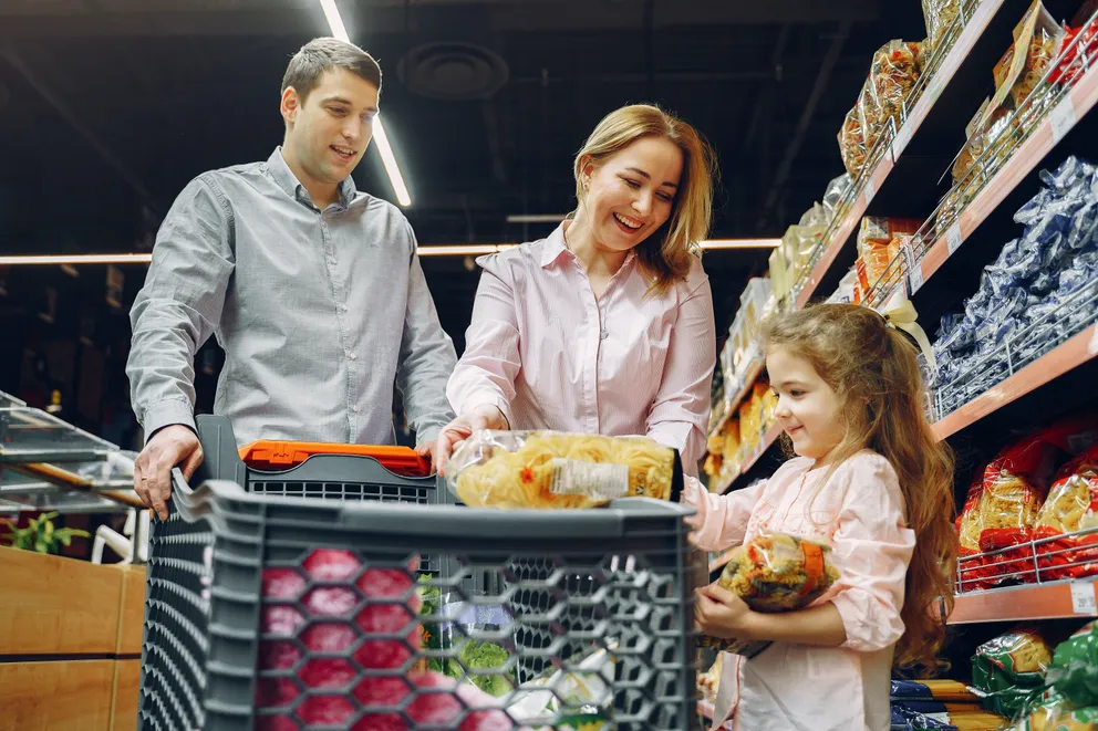 Una pareja y su hija haciendo las compras en un supermercado. | Foto: Pexels