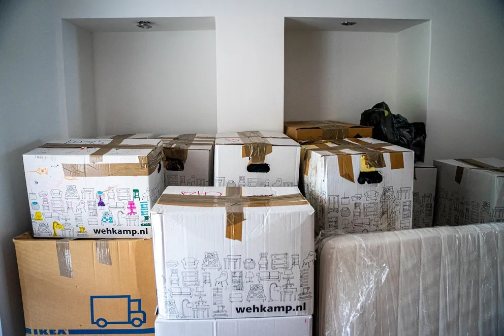 Varias cajas llenas de objetos en una habitación. | Foto: Unsplash