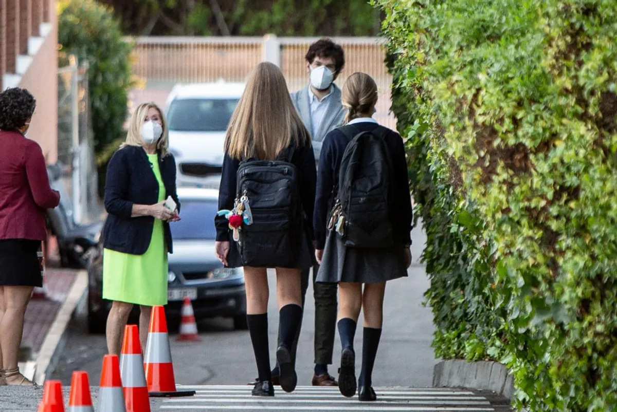 Leonor de España y Sofía de España llegan al colegio "Santa María de los Rosales" el primer día de clases el 11 de septiembre de 2020 en Madrid, España. | Foto: Getty Images