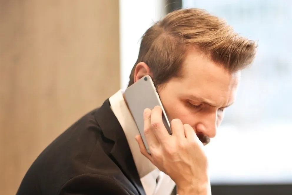 Hombre hablando por teléfono. | Foto: Pexels