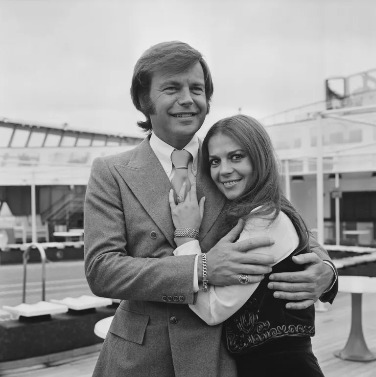 Robert Wagner avec son ancienne épouse, l'actrice américaine Natalie Wood, le 23 avril 1972. | Photo : Getty Images