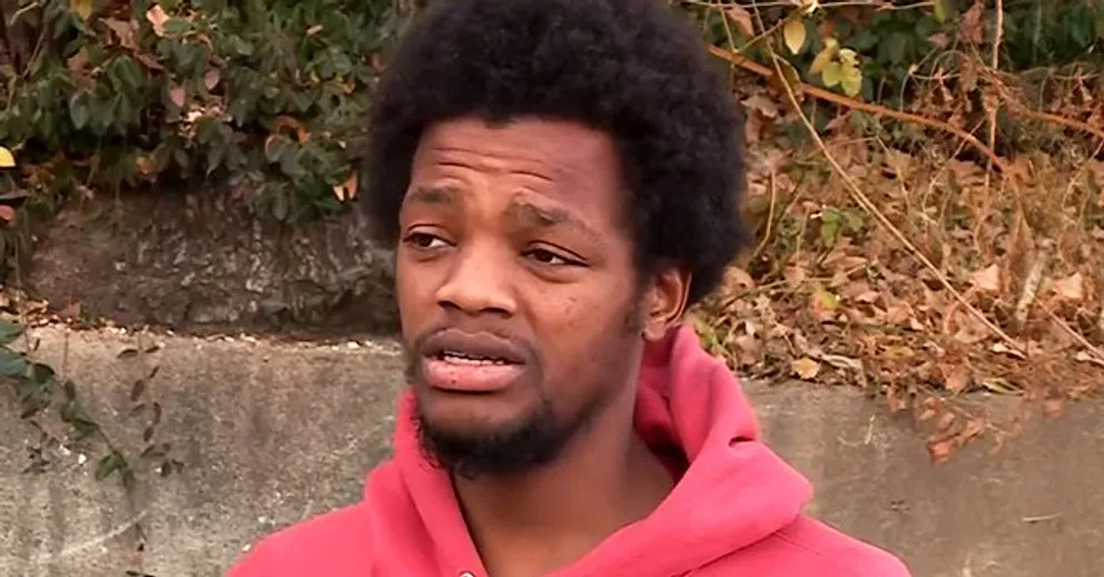 Arnez Merriweather, de 30 años, ayudó a salvar a varias personas del incendio de un edificio en el norte de St. Louis. | Foto: YouTube/FOX 2 St. Louis