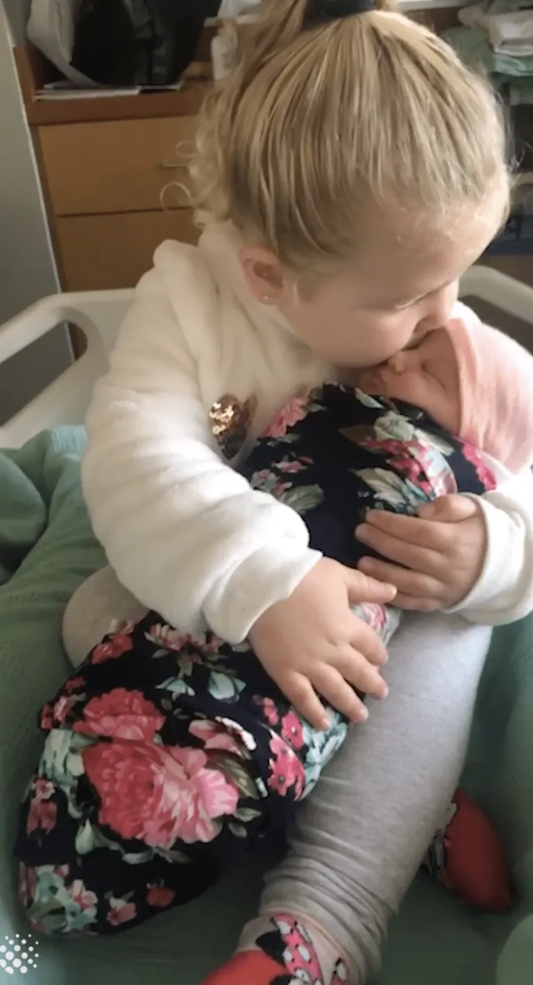Molly besando a su pequeña hermanita. | Foto: Facebook/Newsflare 