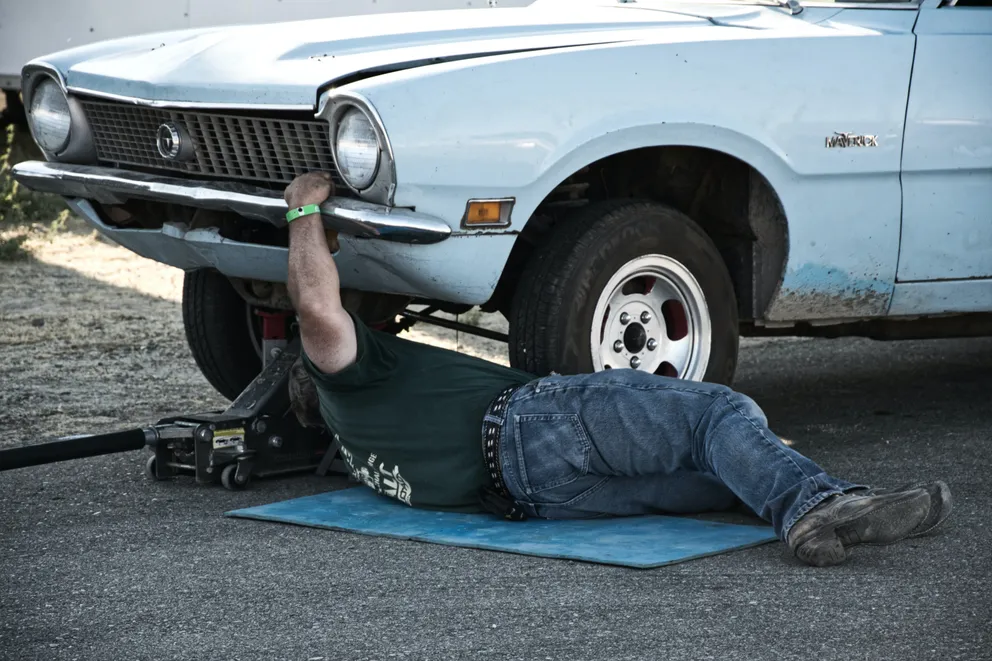 Hombre reparando un carro. | Foto: Pexels