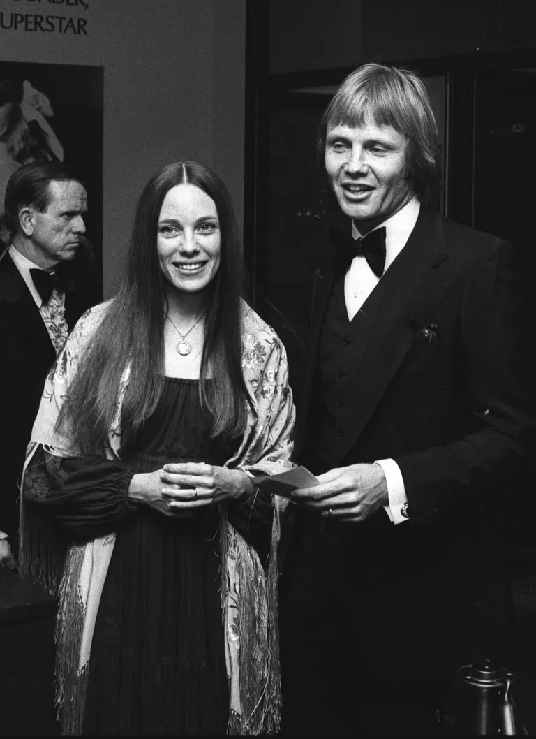 Marcheline Bertrand et Jon Voight à l'hôtel Beverly Wilshire, à Los Angeles, lors de la remise des Publicist's Guild Awards, 1976 | Photo : Getty Images