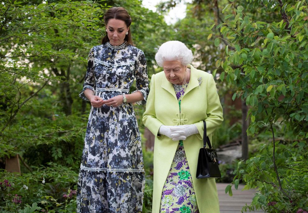 Catherine, duquesa de Cambridge y la reina Elizabeth II en el RHS Chelsea Flower Show en Londres, el 20 de mayo de 2019. | Foto: Getty Images