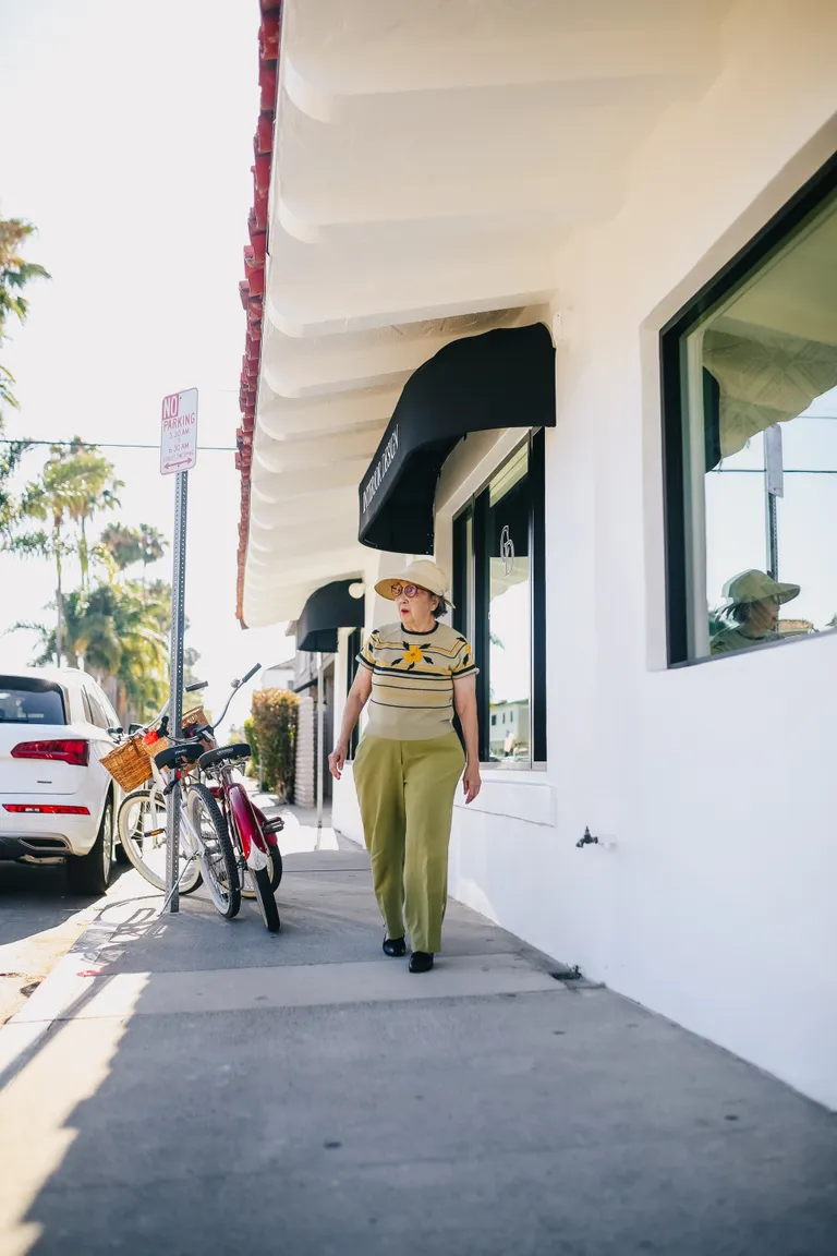 Una anciana caminando por una acera. | Foto: Pexels