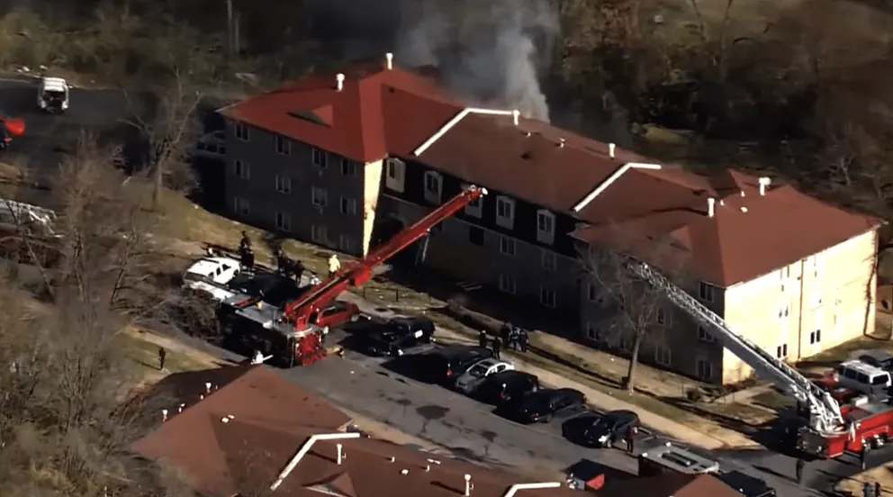 L'unité d'appartement du complexe Hillvale Apartment sur Selber Court au nord de St. Louis qui a pris feu. | Photo : youtube.com/FOX 2 St. Louis