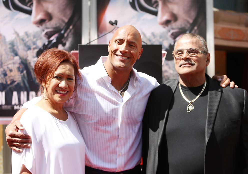Dwayne "The Rock" Johnson avec ses parents lors de la cérémonie d'empreintes de mains et de pieds en son honneur au TCL Chinese Theatre IMAX, le 19 mai 2015, à Hollywood, en Californie | Source : Getty Images