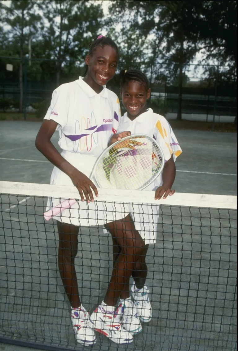 Serena Williams et sa soeur Venus font une pause en jouant au tennis en Floride en 1992. | Photo : Getty Images