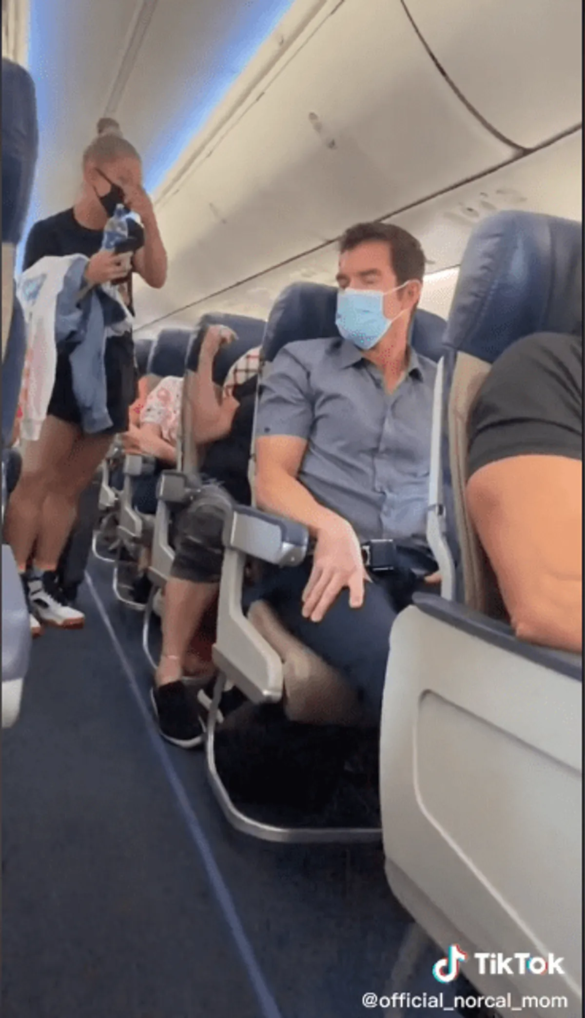 Una madre y su hija causan conmoción dentro de un avión. | Foto: tiktok.com/official_norcal_mom