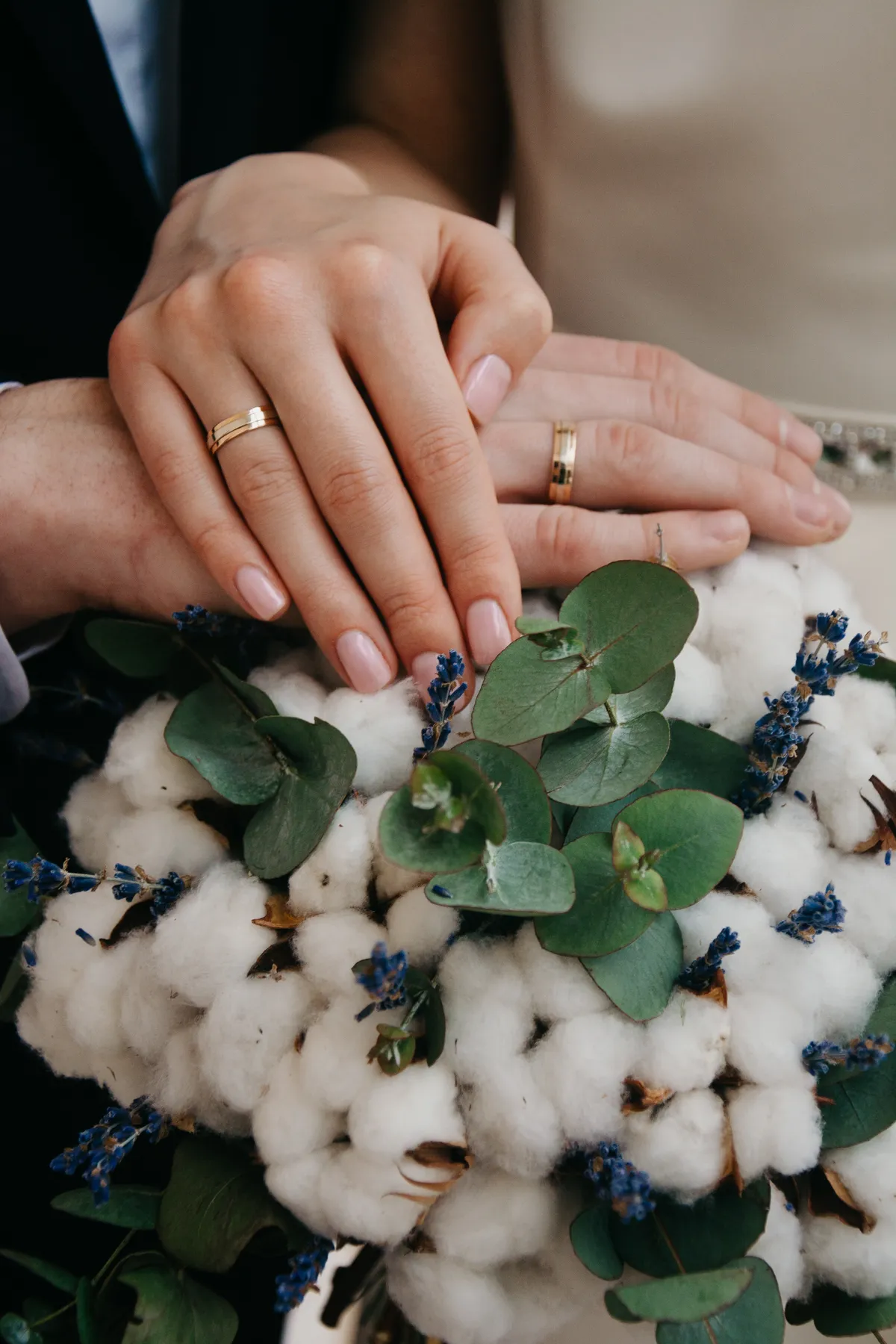 Un couple marié portant des alliances. | Photo : Pexels/Irina Iriser