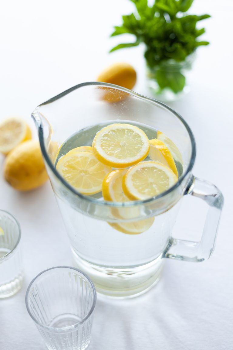 Una jarra con agua y rodajas de limón. | Foto: Pexels