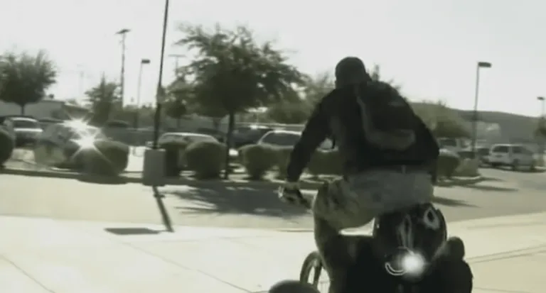 Dave Tally montando su bicicleta. | Foto: YouTube/ABC News