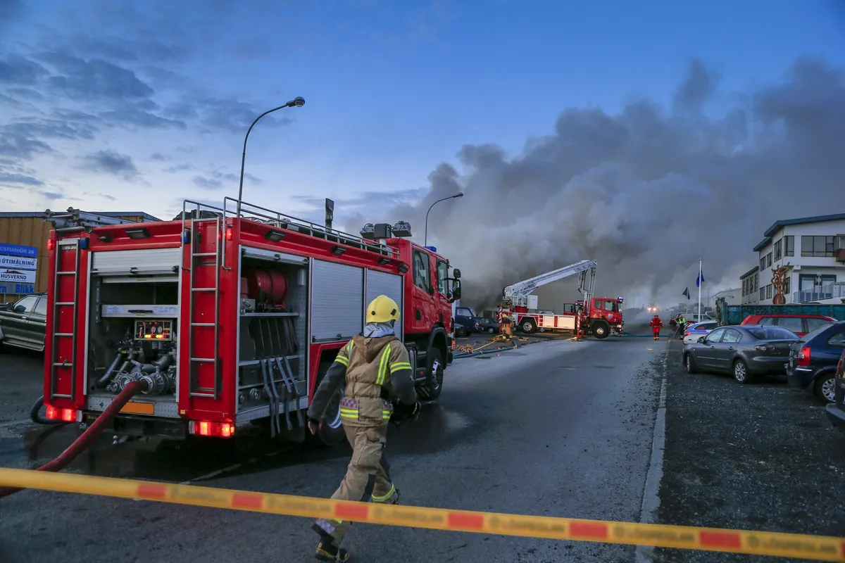 Feuerwehrmann läuft zu einem Einsatzort | Quelle: Getty Images