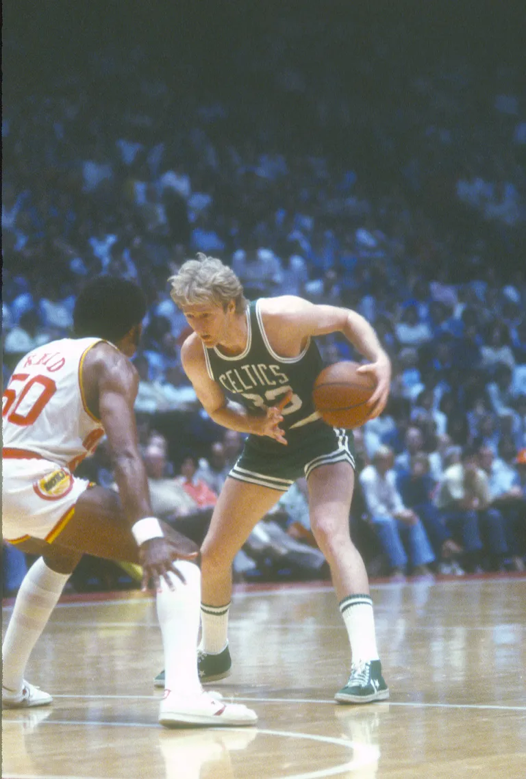 Larry Bird jouant avec les Boston Celtics contre les Houston Rockets vers 1981 | Source : Getty Images