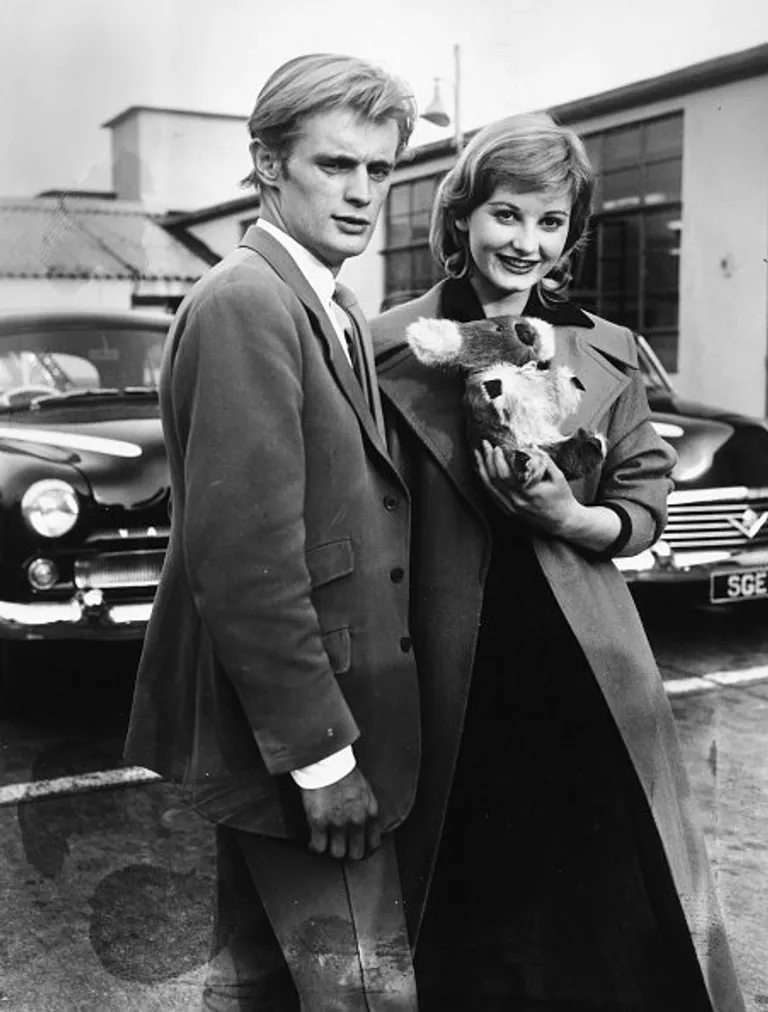 David McCallum et Jill Ireland, se rencontrant à l'aéroport de Londres, le 3 avril 1957 | Photo : Getty Images