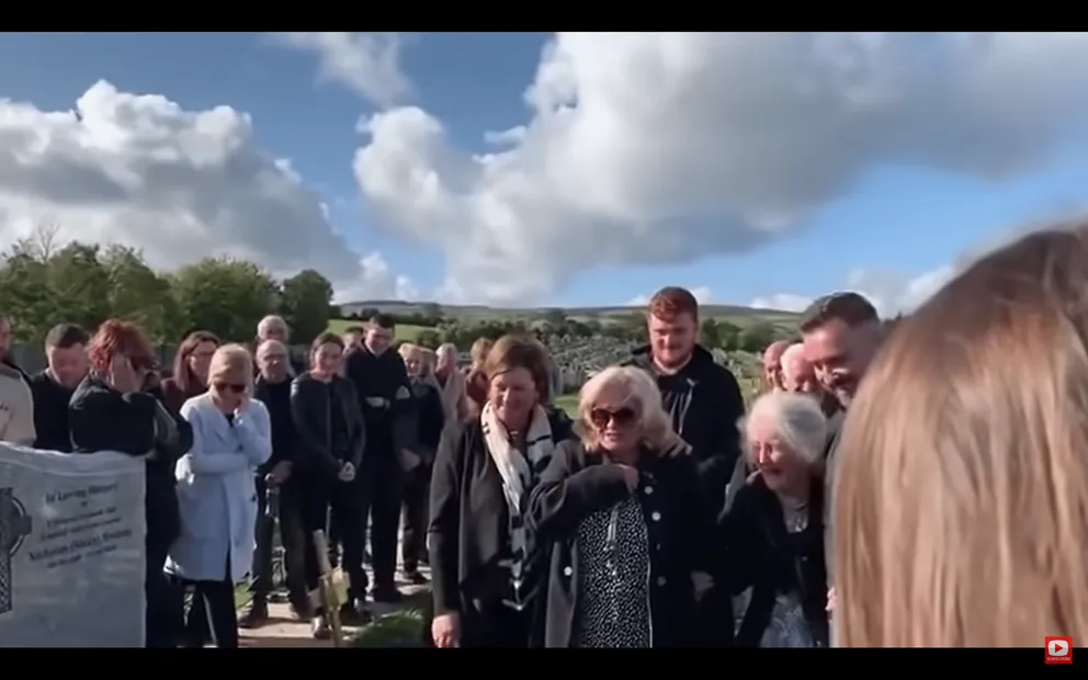 Un homme fait une farce à sa famille et aux invités lors de son enterrement. | Photo : youtube.com/Liverpool ECHO