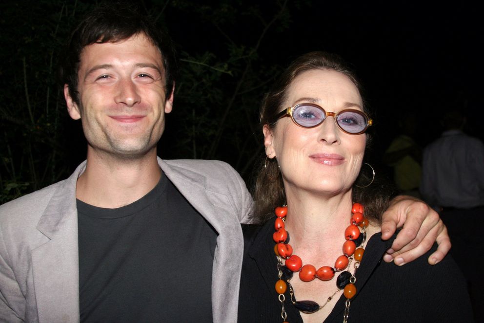 Meryl Streep et son fils Henry Gummer assistent à la soirée d'ouverture de "Mother Courage And Her Children" de Shakespeare in the Park - Arrivée après la fête le 21 août 2006 | Source : Getty Images