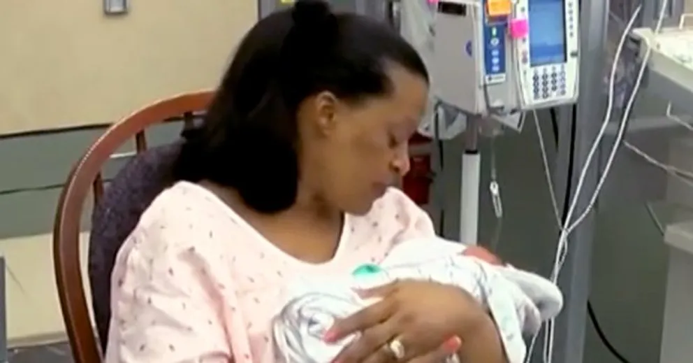 Claudette Cook cargando a uno de sus bebés. | Foto: Youtube.com/TMJ4 News